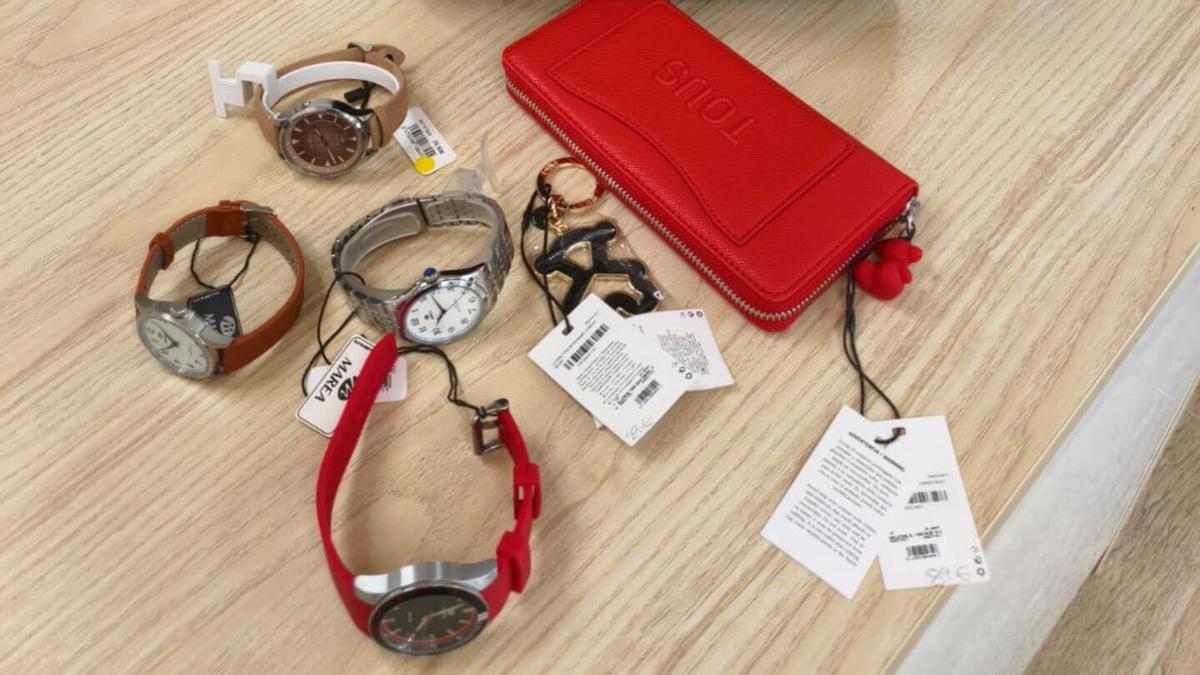Los objetos sustraidos de la joyería por la detenida.