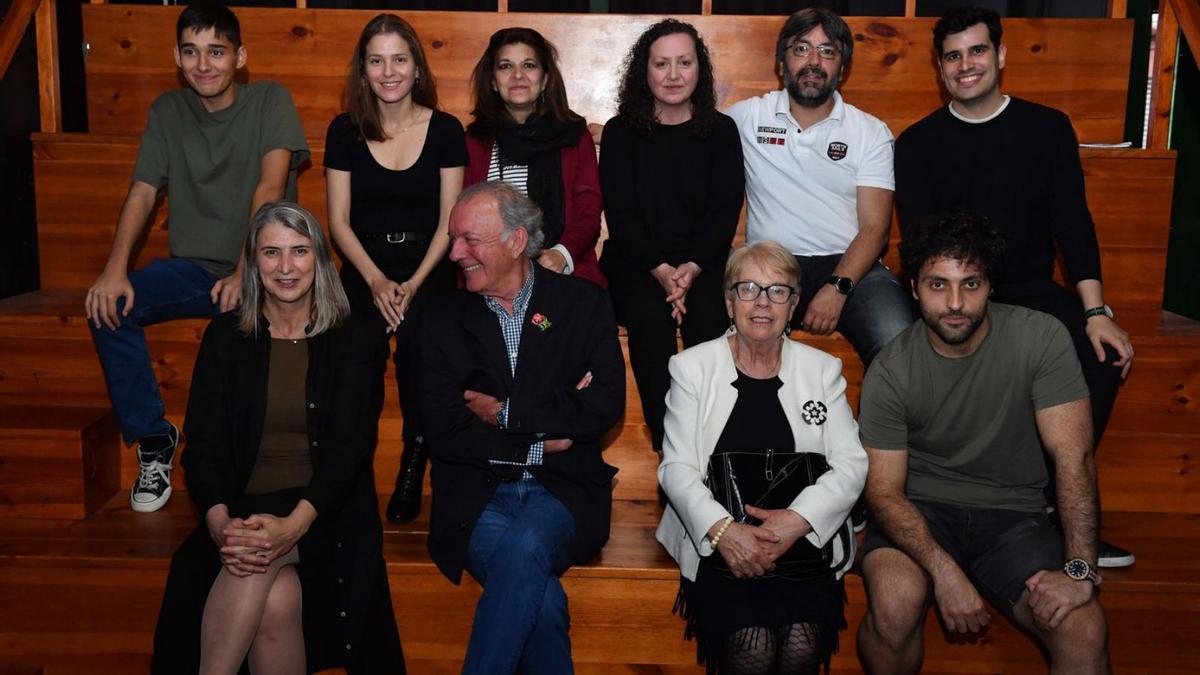 El elenco de CasaHamlet en su local de ensayo.