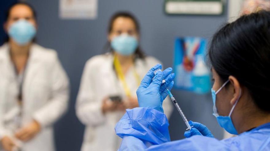 Una sanitaria prepara vacunas en un hospital de Barcelona.