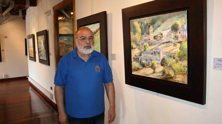 Pep Segura, junto al cuadro de Meredo (Vegadeo), en la sala de exposiciones veigueña.