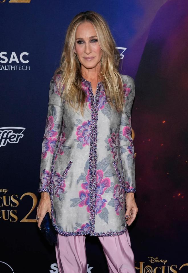 Sarah Jessica Parker con look de pantalón rosa y chaqueta floral