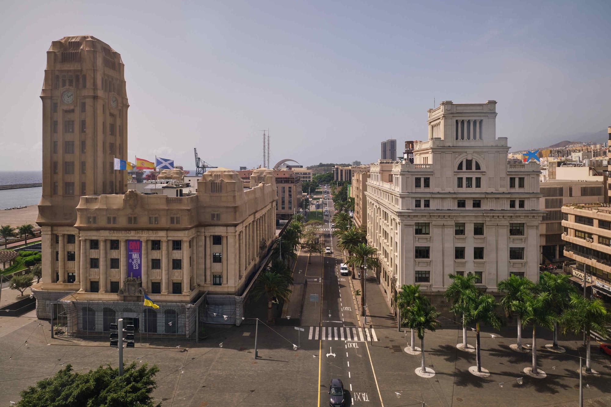 Visita al monumento de los Caídos, en la plaza de España