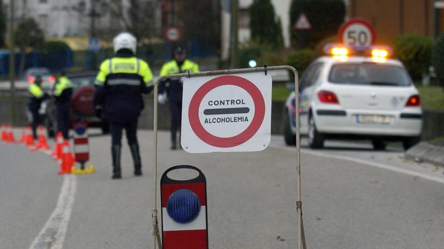 Un dispositivo policial en Somió intercepta a nueve conductores que dieron positivo en drogas