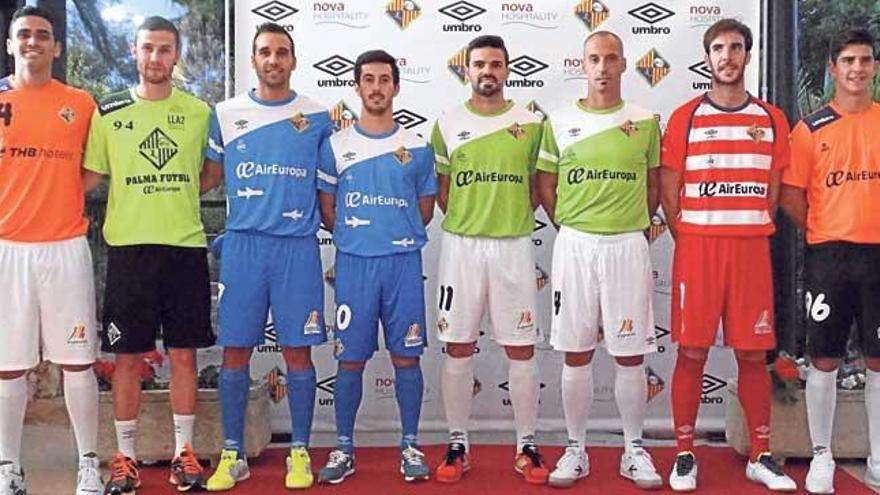 Los jugadores del Palma Futsal posan con las equipaciones que lucirán esta temporada durante el acto de presentación ayer en la Playa de Palma.