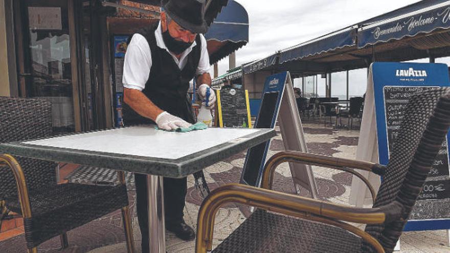 Cafeterías a la espera de turistas en un paseo turístico.