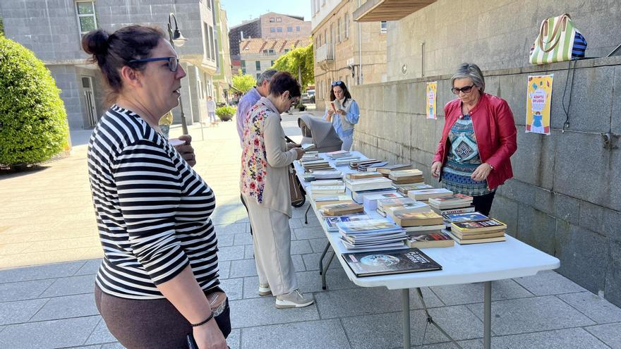 La edila de Cultura, Aurora prieto, con varias lectoras.