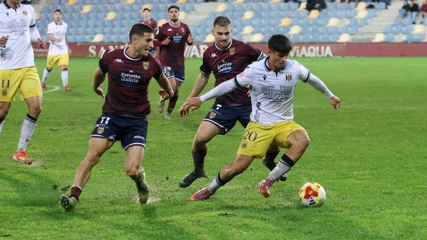 Miguel Cuesta y Álex González presionan a un rival del Mérida | Gustavo Santos