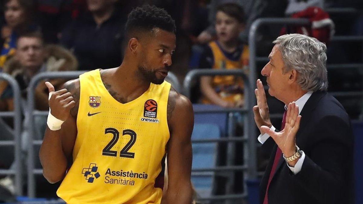 Pesic dando instrucciones a Higgins en Moscú