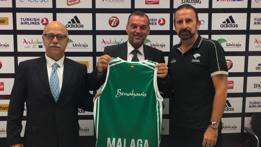 El presidente del Unicaja, el alcalde de Benahavís y el entrenador del club.