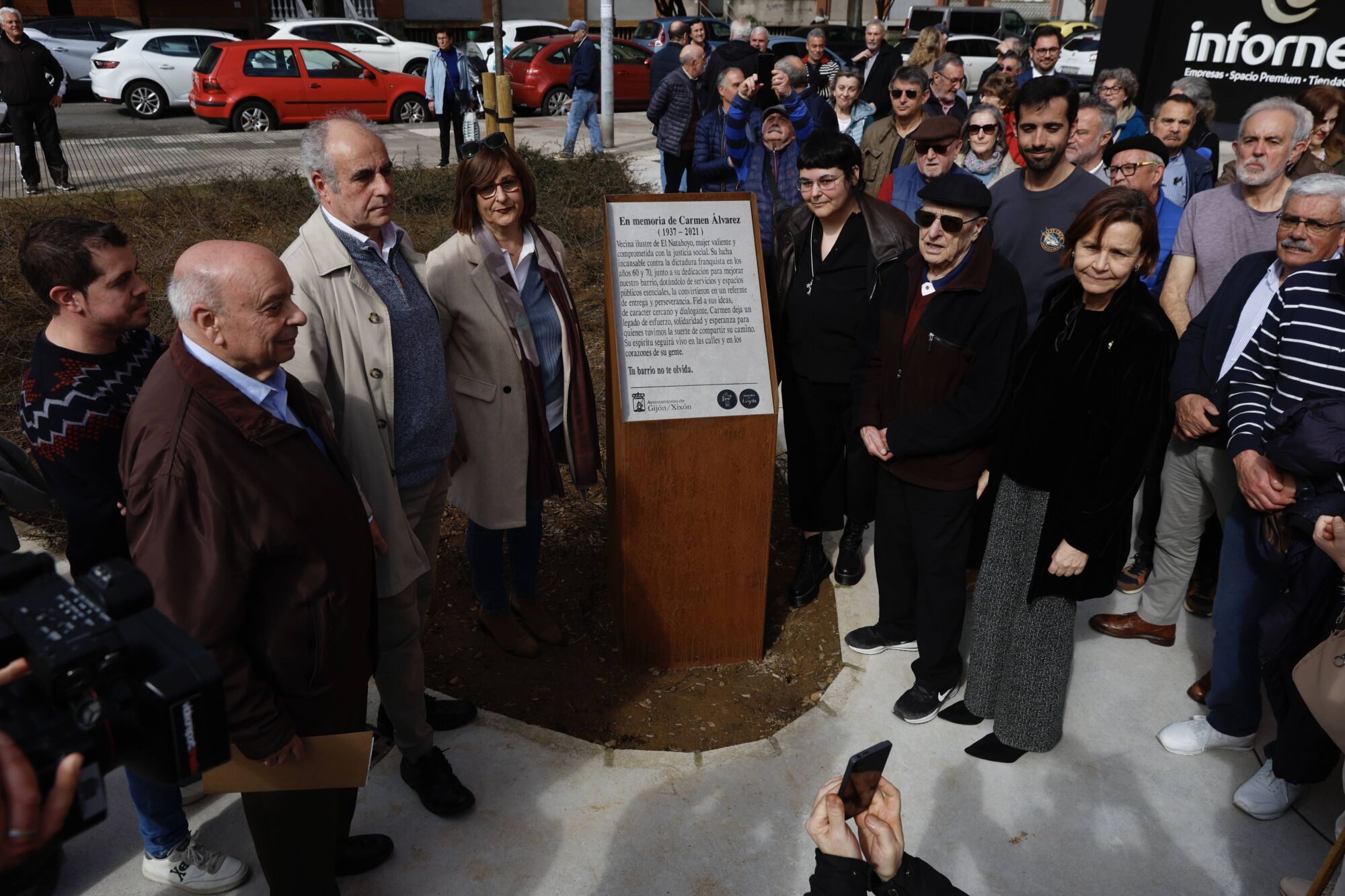 Participantes en el homenaje, que incluyó el descubrimiento de una placa monolito en la  calle 2 de mayo, donde vivió la líder vecinal, líder feminista y exconcejala de IU