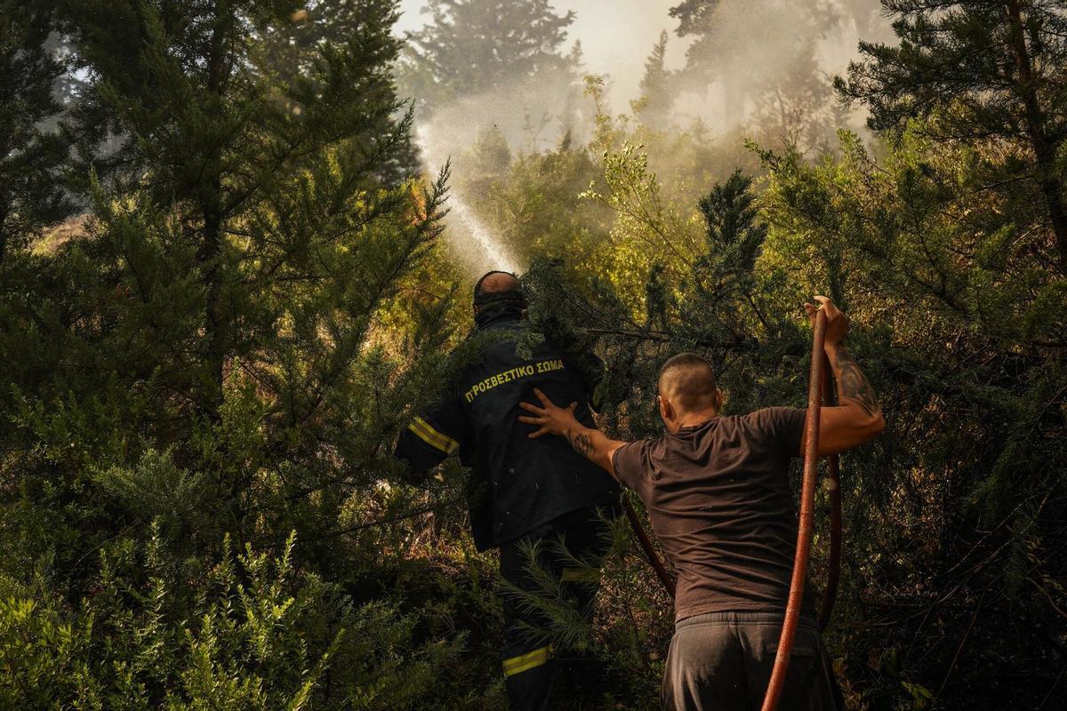 Dos grandes incencios cerca de Atenas obligan a evacuar a miles de personas