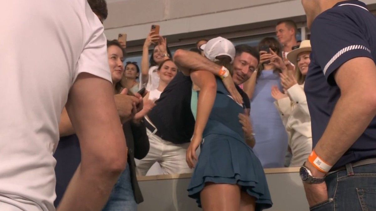 Lewandowski, saludando a Swiatek en Roland Garros