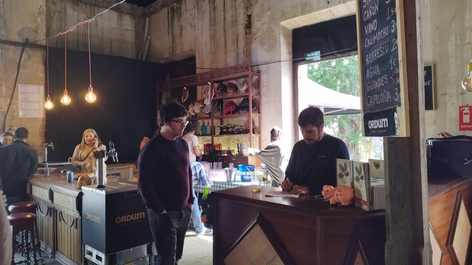 En imágenes: Así fue la reinguración de La Benéfica, el proyecto cultura de Rodrigo Cuevas en Infiesto