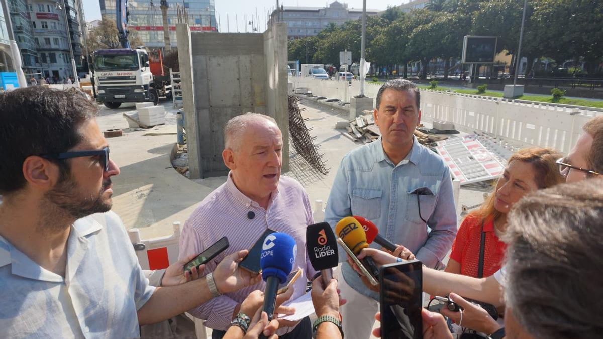 Miguel Lorenzo ante la estructura de hormigón para el ascensor del parking de Los Cantones