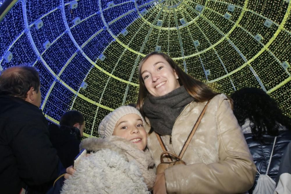 La gran bola navideña de Vigo muestra sus colores