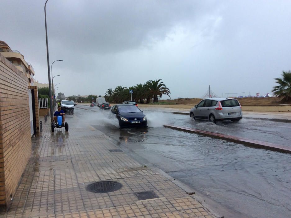 Las lluvias han anegado esta mañana muchas calles de Dénia.