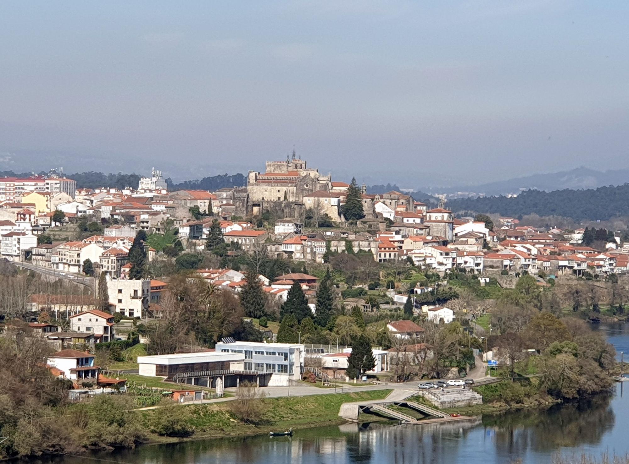 Vistas de Tui con la catedral.