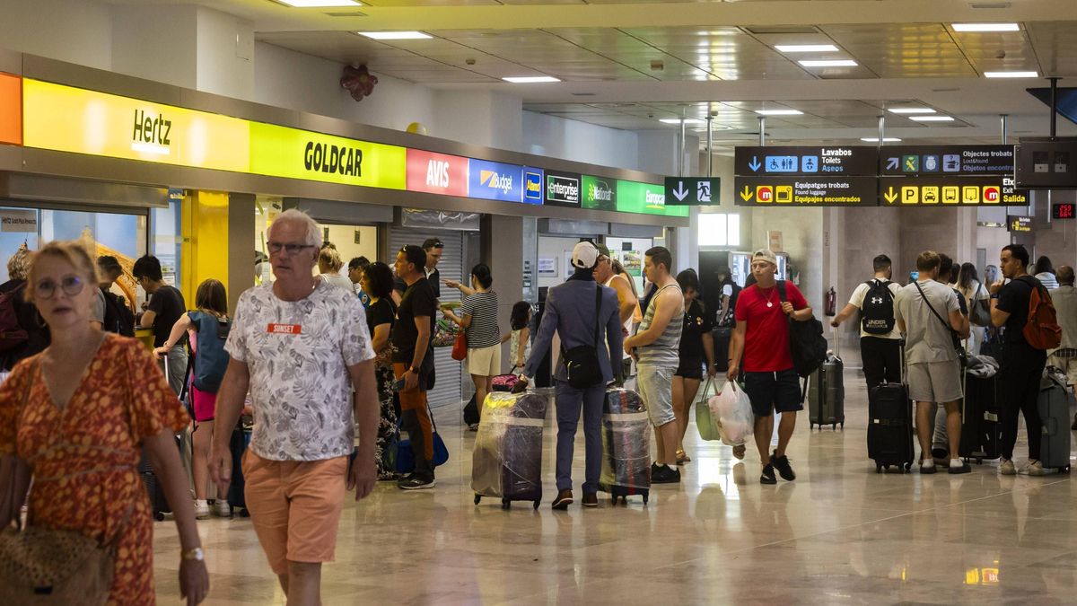 Viajeros en el aeropuerto de València este verano