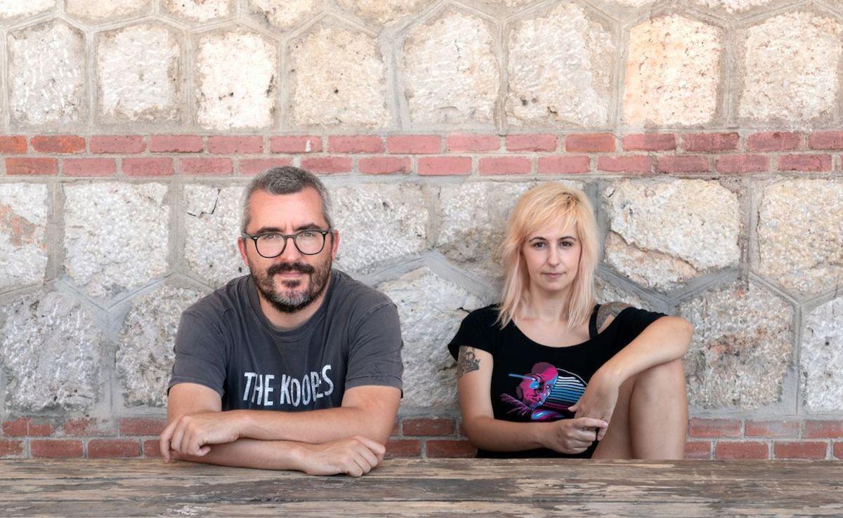 La psiquiatra Marta Carmona y el médico de familia Javier Padilla, autores del ensayo ’Malestamos. Cuando estar mal es un problema colectivo’.