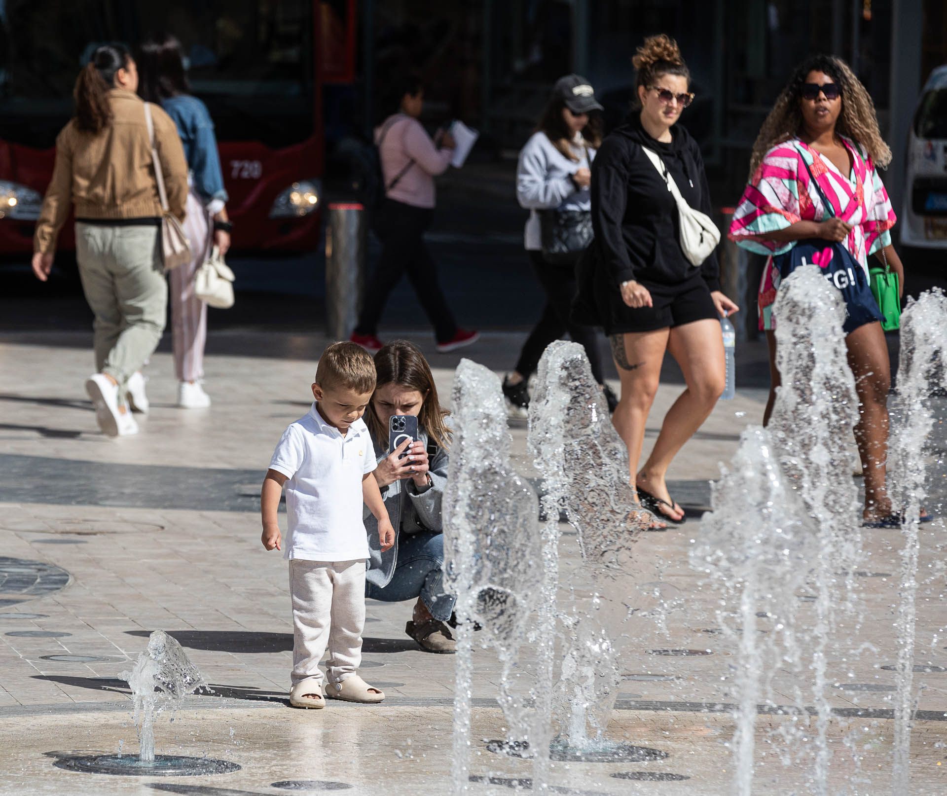 Alicante repleta de turistas con la llegada de dos cruceros