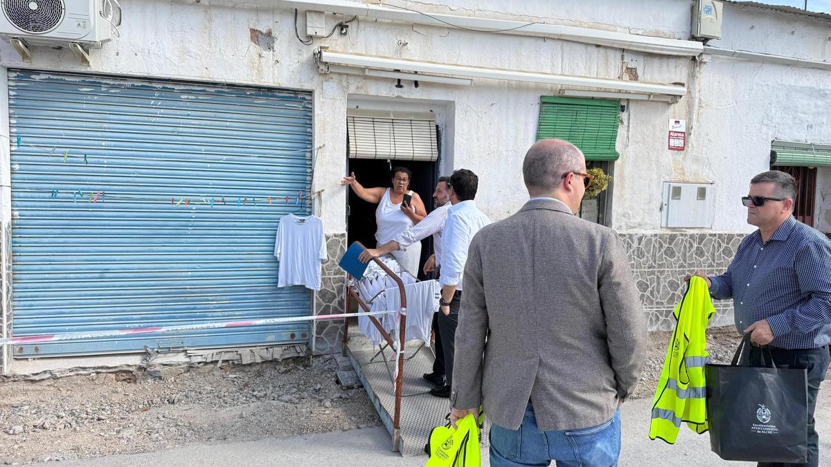 El alcalde y el edil de Espacios Públicos hablan con una vecina de esta calle de Carrús