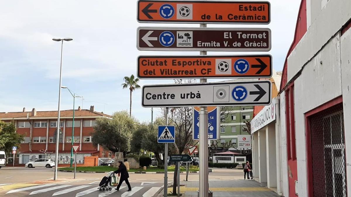 Imatge de la senyalització en valencià de l'Estadi de la Ceràmica en la principal via d'accés per l'oest a la ciutat.