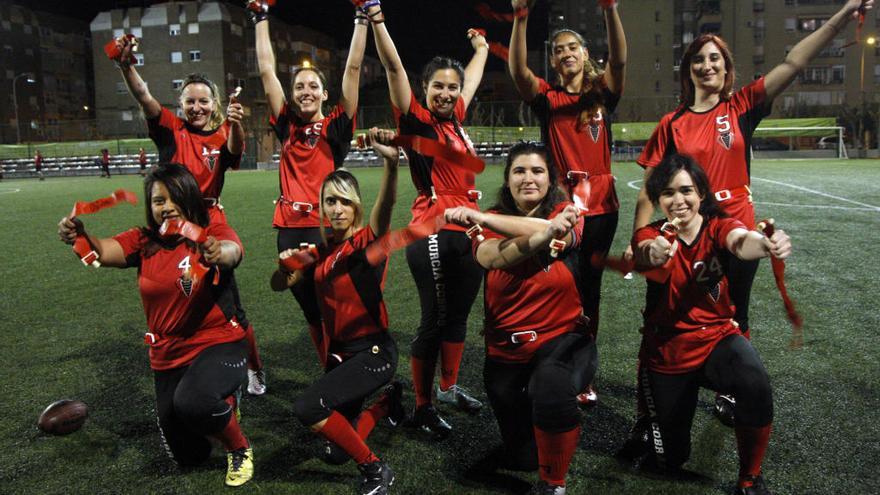 Las chicas del Murcia Cobras, en el campo José Barnés, donde realizan sus entrenamientos y juegan los partidos.
