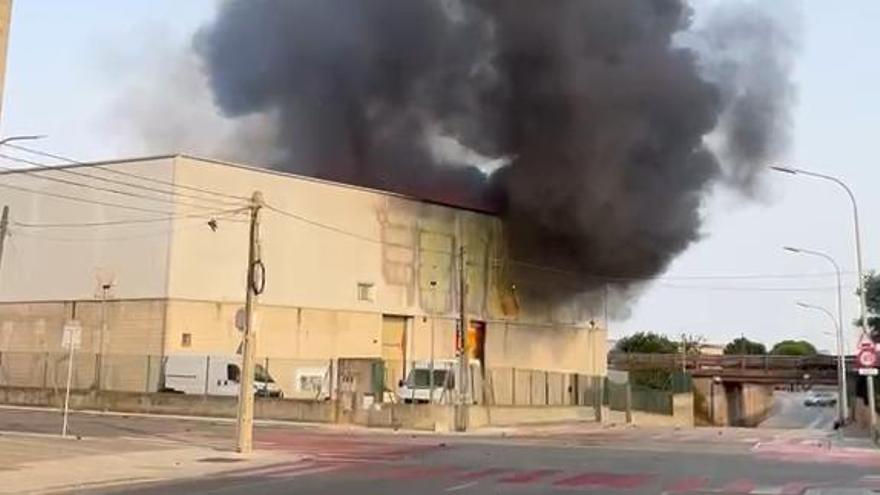 Incendi en una nau del polígon de Vilamalla