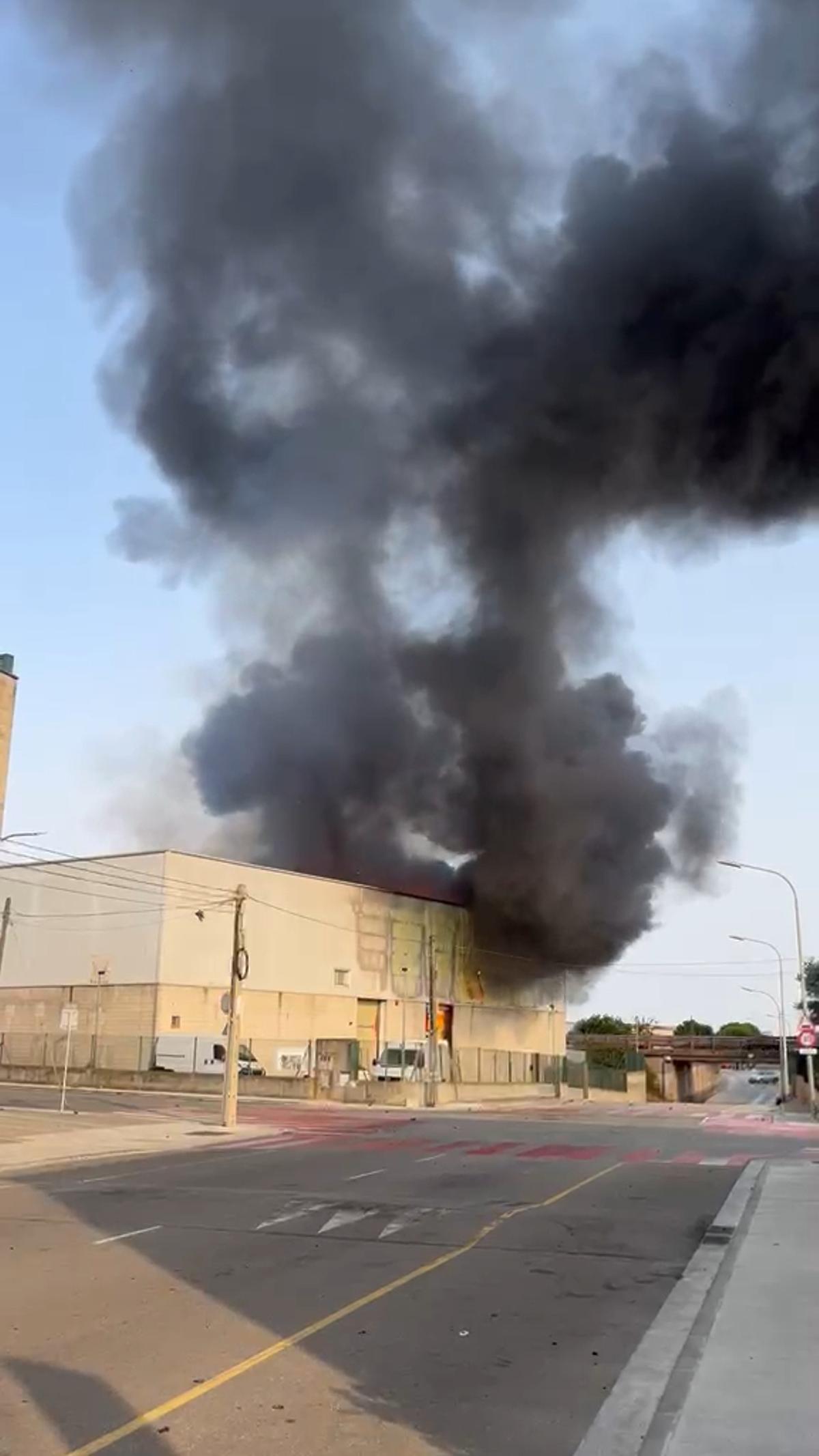 Incendi en una nau del polígon de Vilamalla