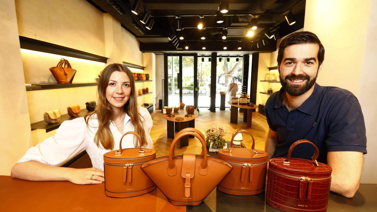 María Alfonso y José María Pozas, fundadores de la marca de bolsos París/64, en su tienda de Zaragoza.