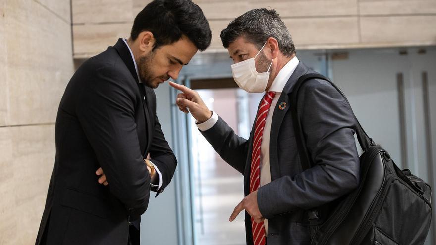 Sus señorías se quitan la mascarilla a medias