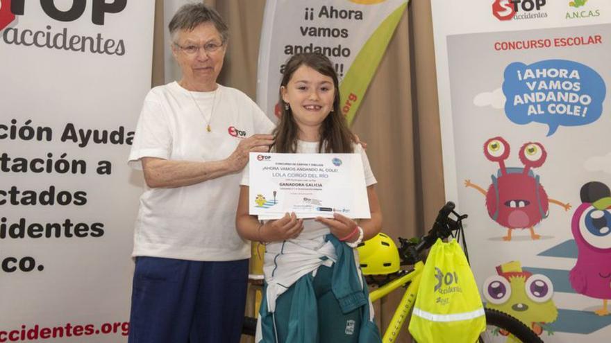 Jeanne Picard y la ganadora del certamen, Lola Corgo. | Casteleiro/Roller Agencia