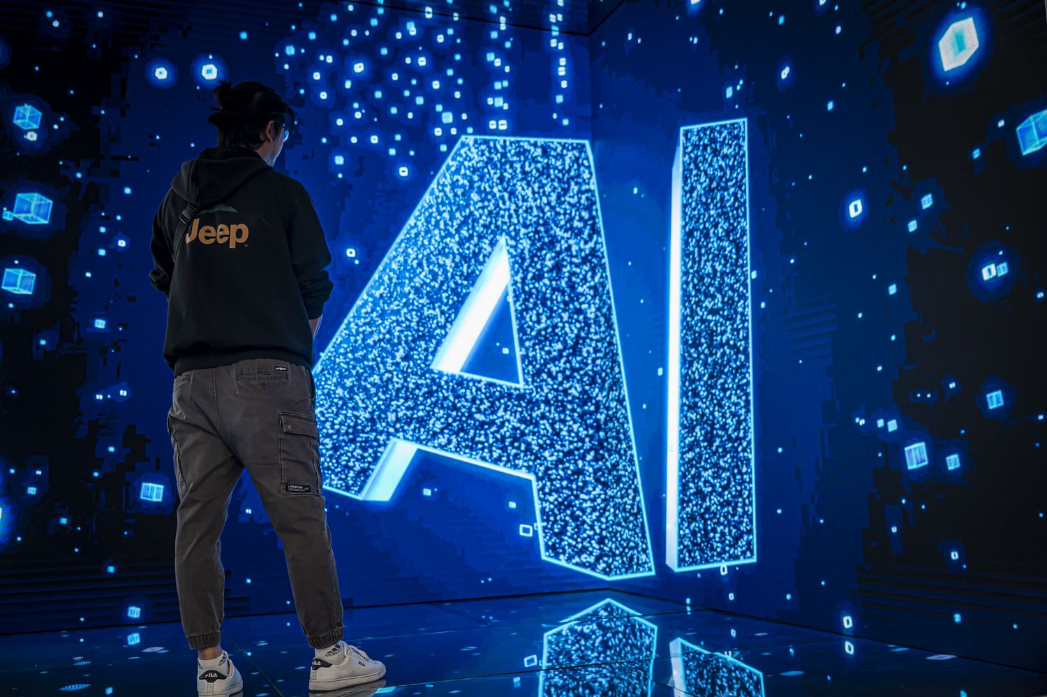 Un muchacho ante un logotipo de Inteligencia Artificial