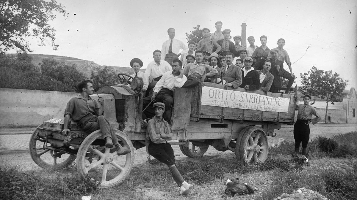 El Orfeó Sarrianenc, a bordo de una camioneta, en una de las primeras fotos de la colección de Campañà, fechada en 1925.