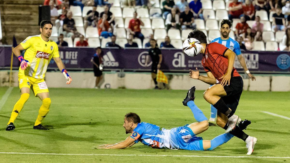 Una acción del partido entre La Nucía y el Coria jugado en la noche del sábado en Benidorm.