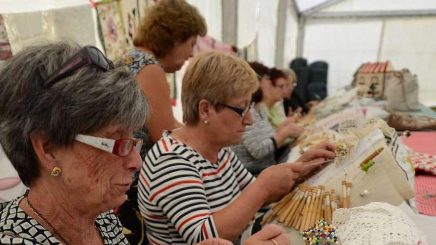 Encajeras de bolillos, durante la muestra en Brañella.