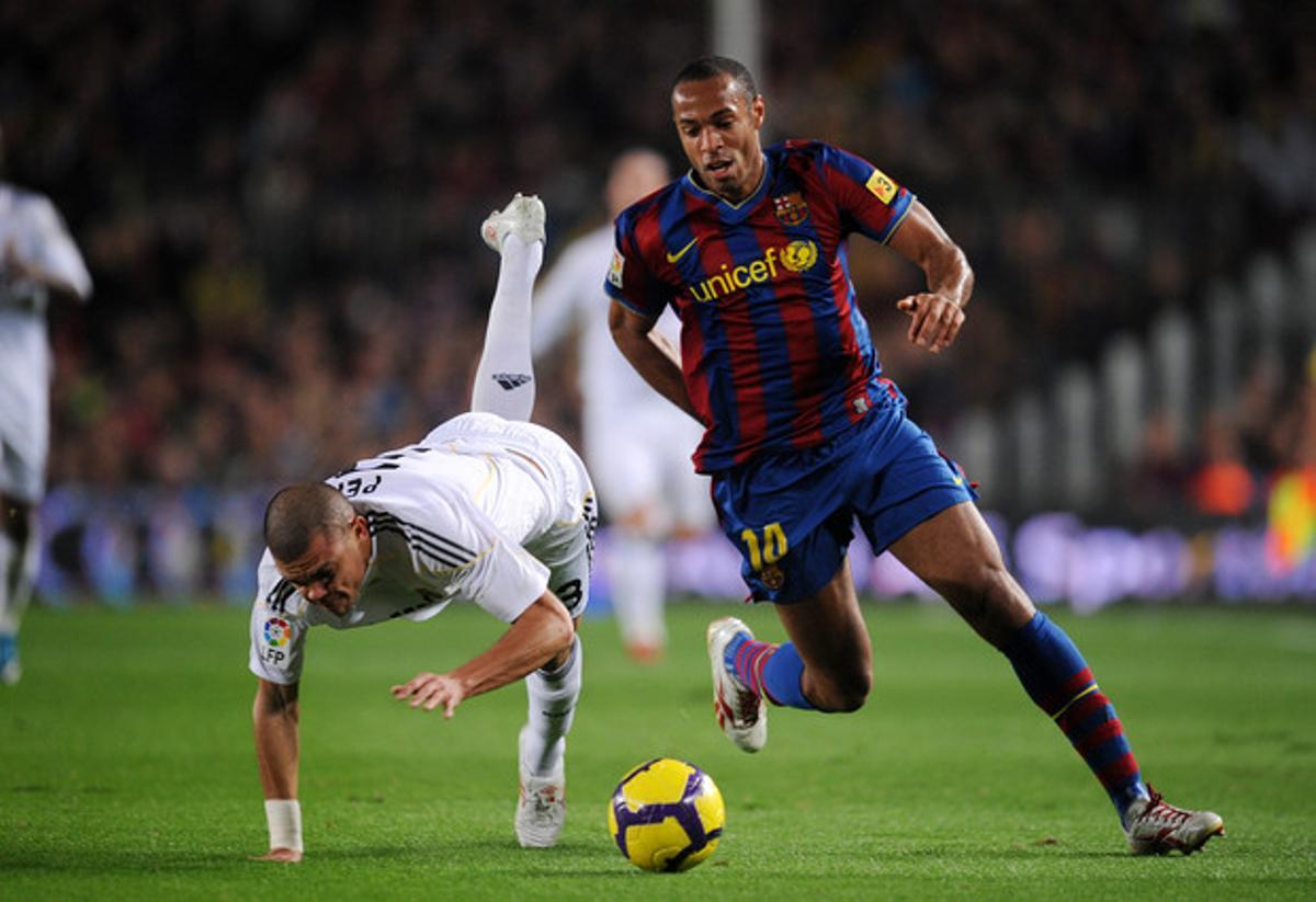 Henry supera al madridista Pepe (2009).
