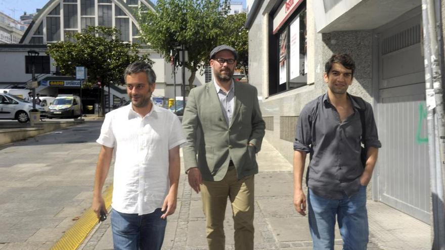 Xulio Ferreiro, Martiño Noriega y Jorge Suárez, esta tarde, en la plaza del Humor de A Coruña.