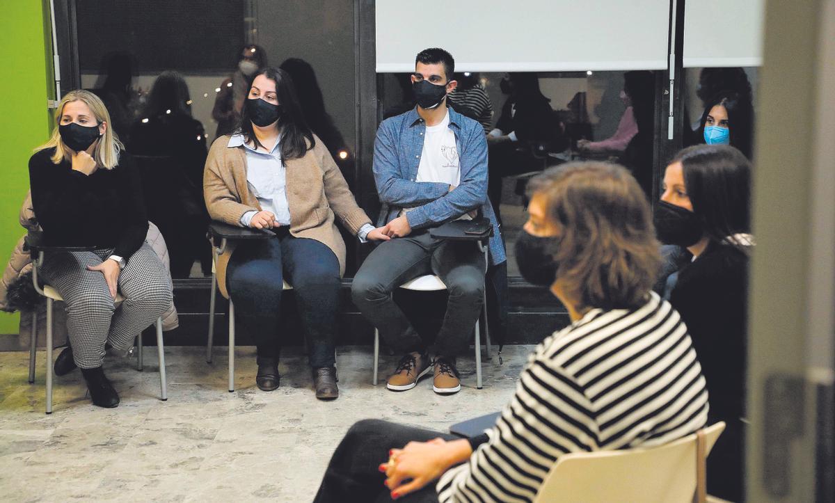 Grupo de apoyo de Nubesma hace  unas semanas en el Centro Municipal  de Juventud Algirós del Ayuntamiento de  València