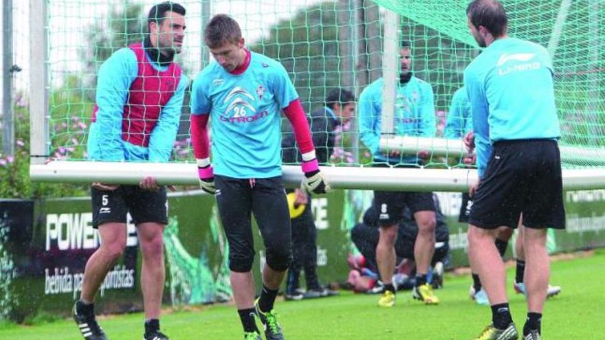 Túñez y Rubén mueven una portería, ayer. // Ricardo Grobas