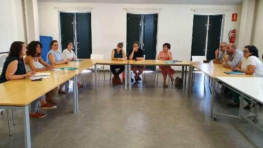 Reunión de la edil de Servicios Sociales con las entidades. // FdV