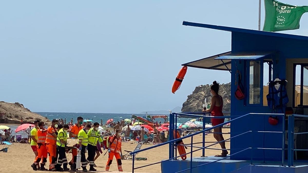 Varón transportado por la Playa de La Reya en Mazarrón.