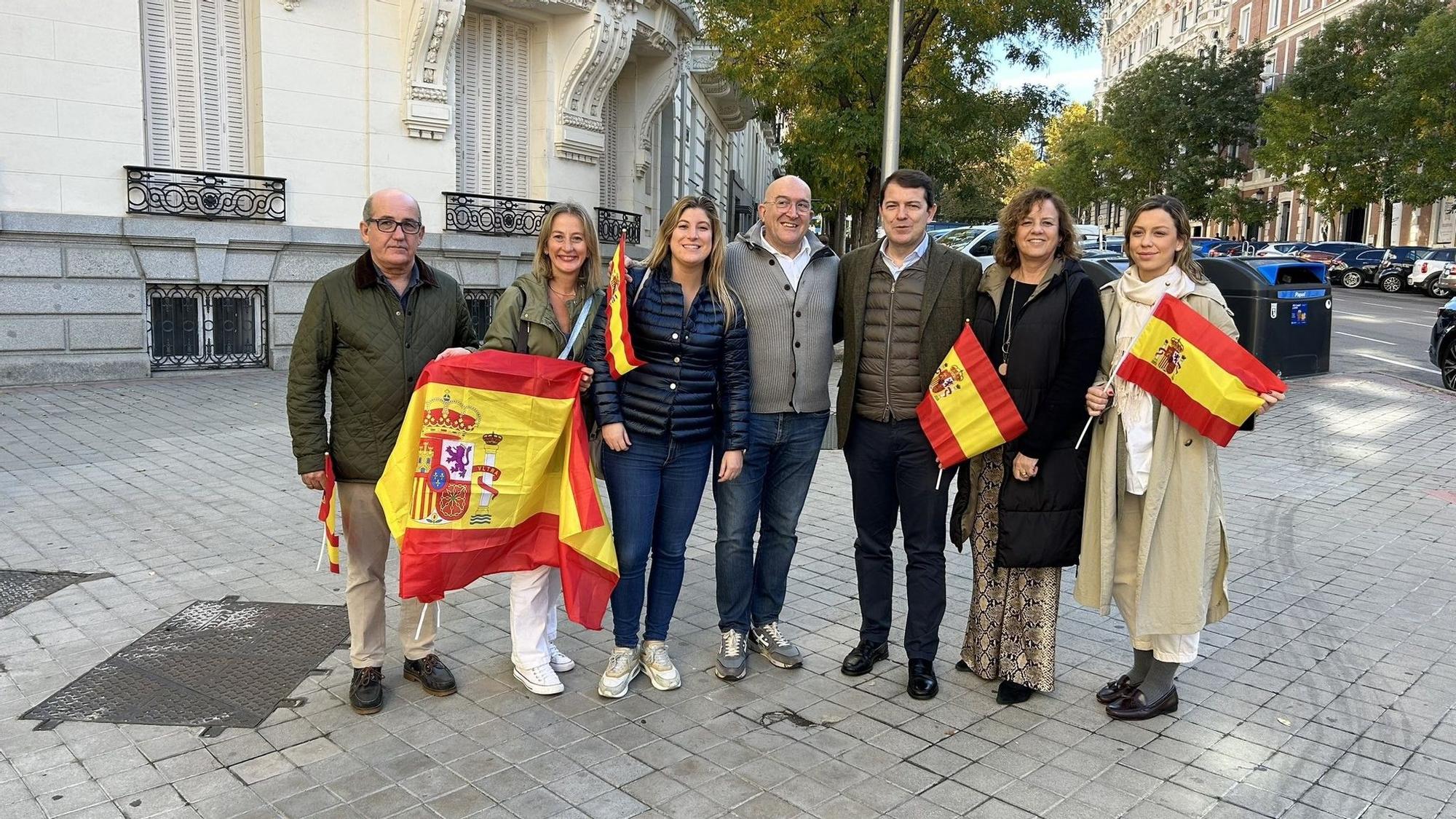 El presidente del Partido Popular de Castilla y León, Alfonso Fernández Mañueco, junto al alcalde de Valladolid, Jesús Julio Carnero, en la manifestación de Madrid de este sábado contra la amnistía