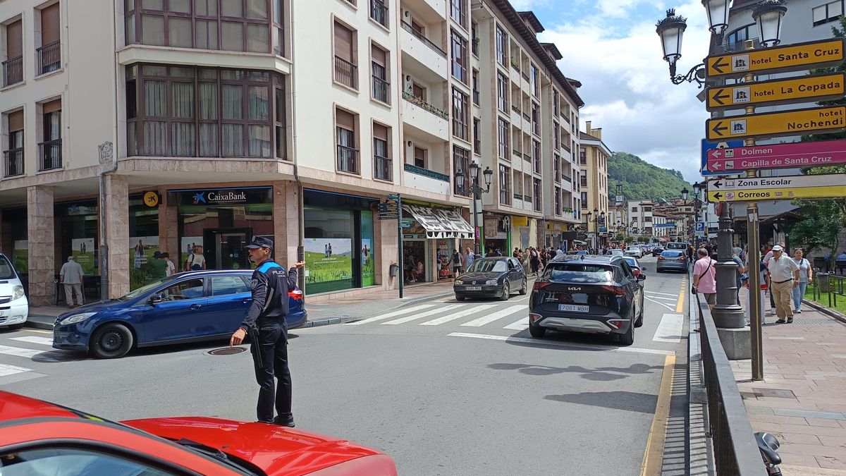 Un agente en la avenida de Covadonga.