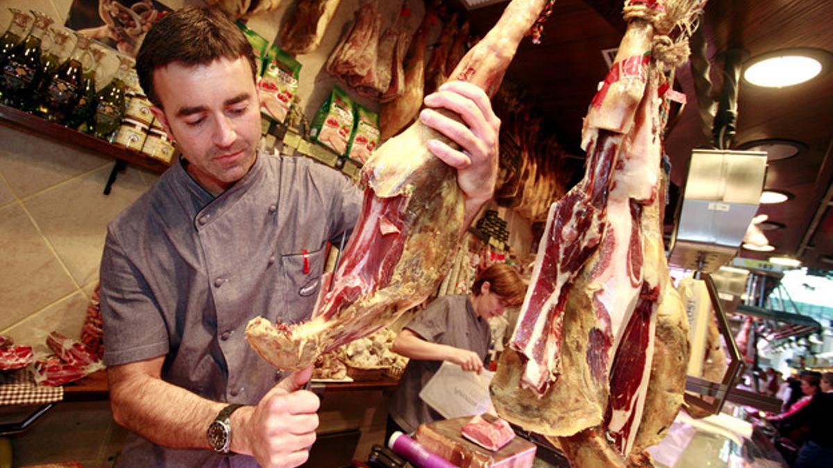 Parada de jamones en la Boqueria de Barcelona.