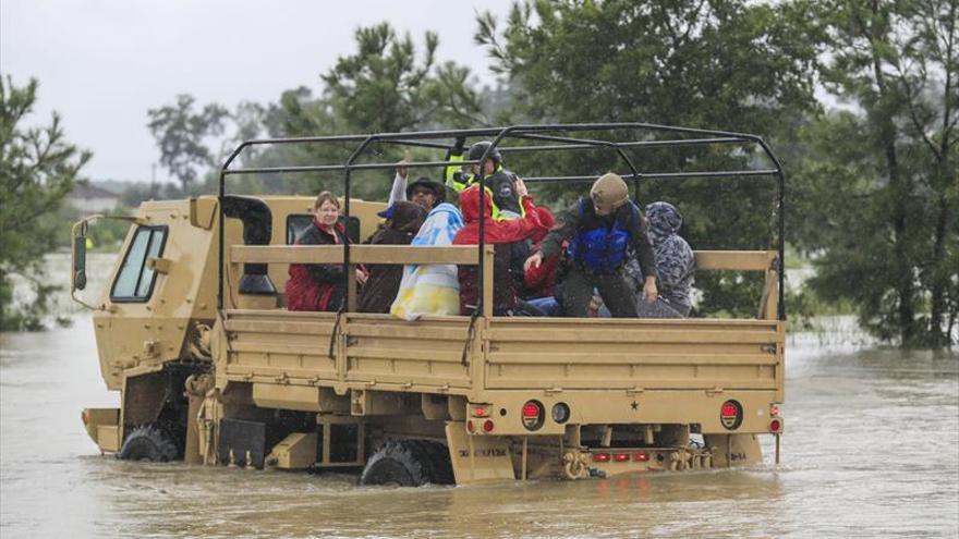 Harvey avanza hacia Luisiana  tras devastar el sureste de Texas