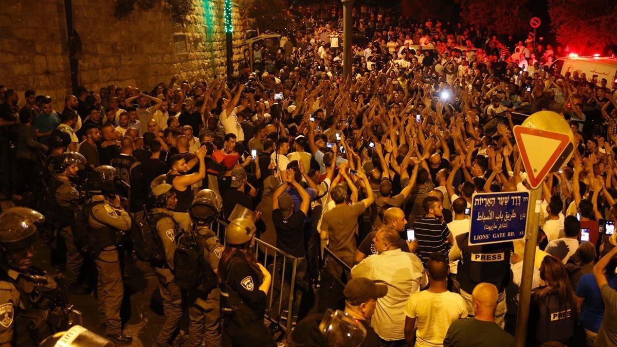 Palestinos celebran cerca del acceso de la Puerta del León a la mezquita de Al Aqsa la retirada de las barreras de seguridad, en Jerusalén, el 27 de julio.