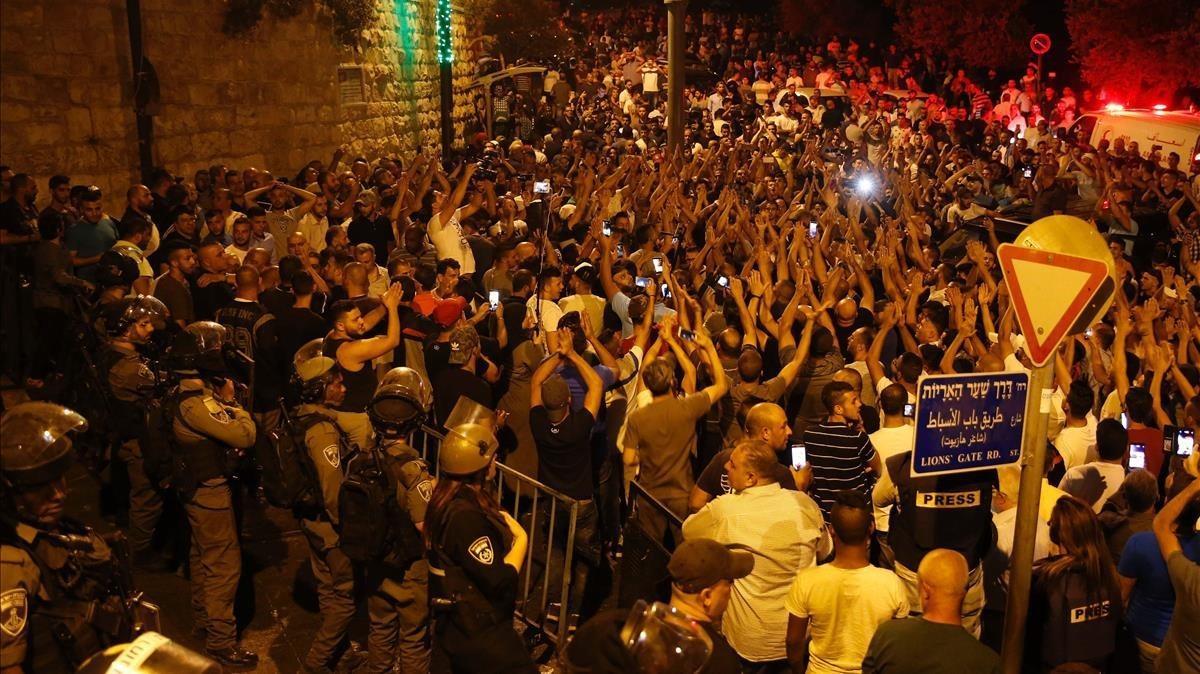 mbenach39460847 palestinians celebrate outdid the lion s gate entrance to al170727104614