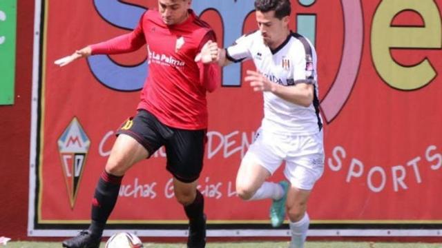 Edu Salles trata de dejar atrás a un rival de la AD Mérida. | | E.D.