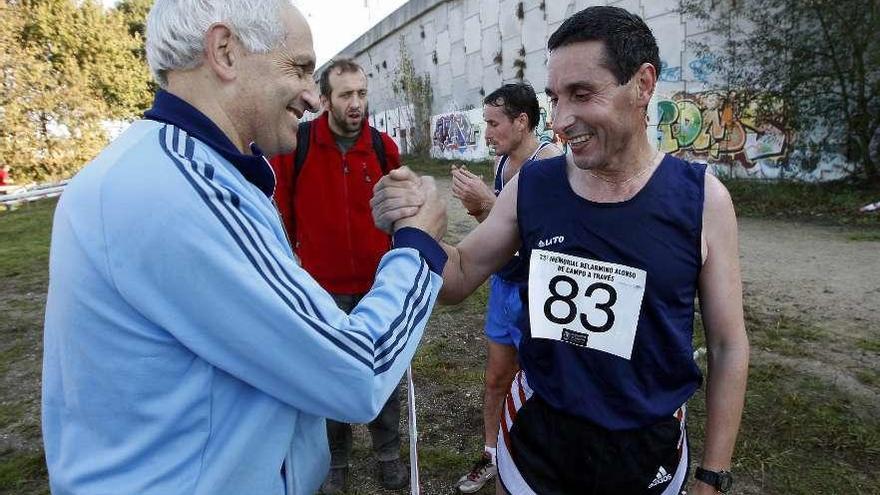 Joaquín Pérez saluda al atleta Carlos de la Torre en una edición de la Belarmino Alonso. // Marta G. Brea